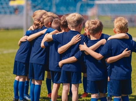 Crianças jogando futebol